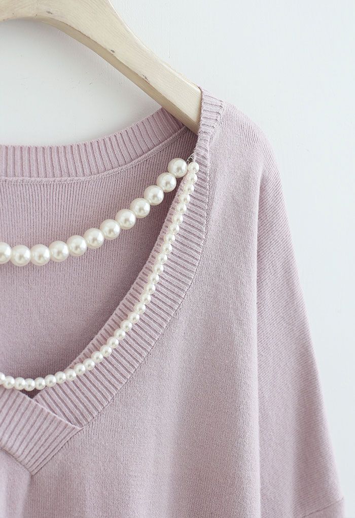 Suéter de punto extragrande con cuello de pico y cadena de perlas en lila