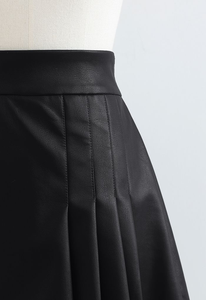Minifalda negra con detalle plisado de piel sintética