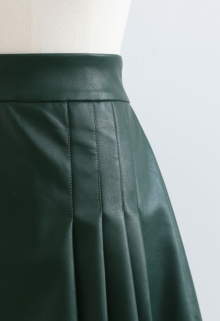 Minifalda de piel sintética con detalle plisado en verde oscuro
