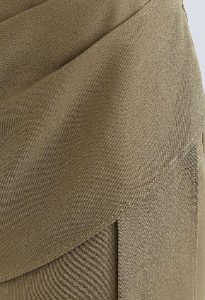 Minifalda asimétrica plisada fruncida en caqui