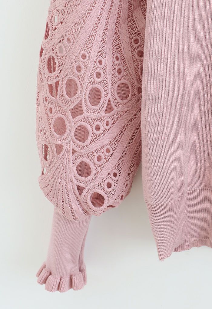 Top de punto con mangas abullonadas de crochet festoneado en rosa