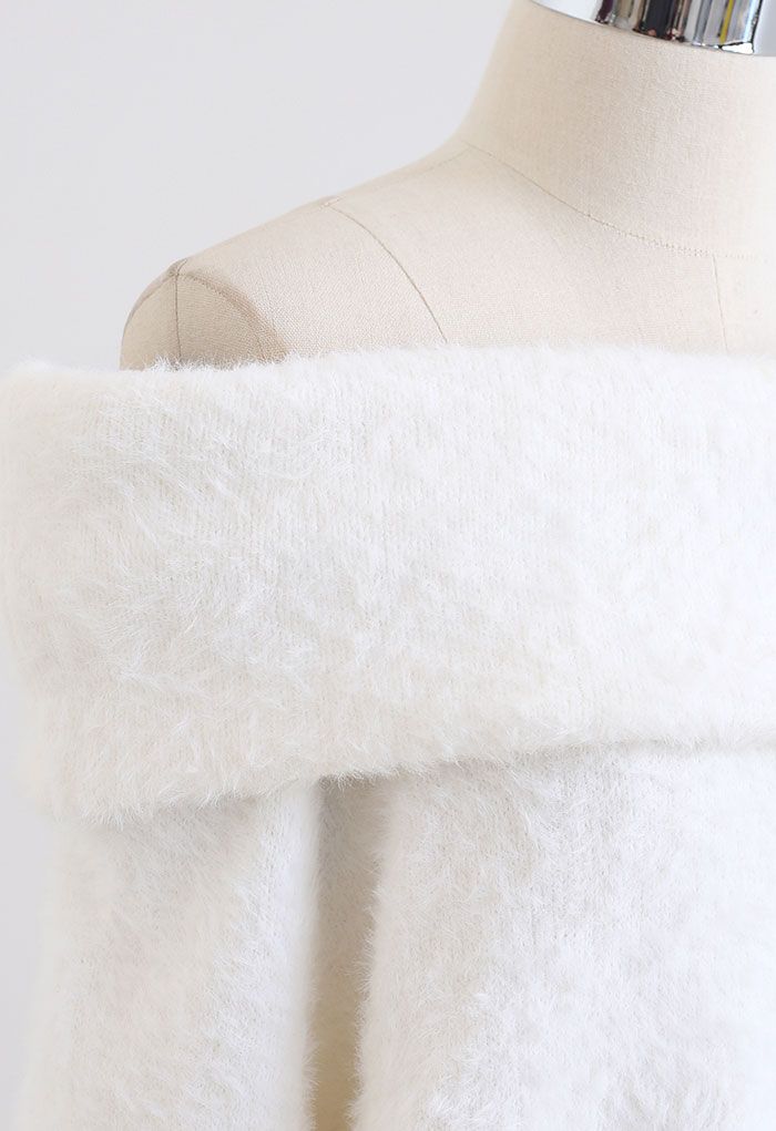 Suéter de punto difuso con hombros descubiertos y tacto suave en blanco