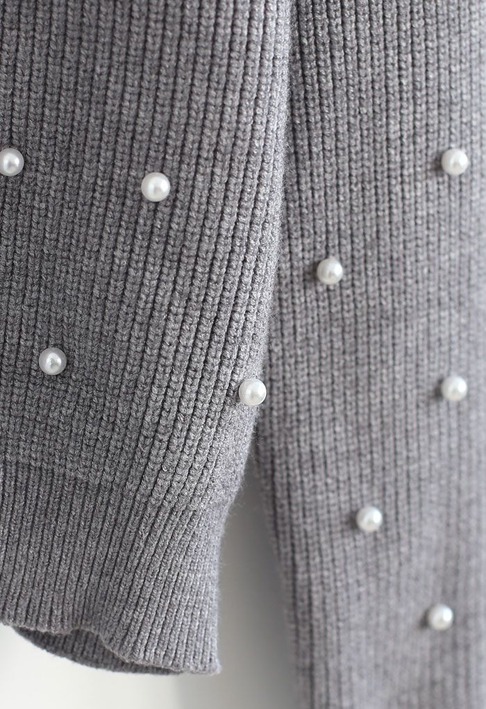 Top de punto gris con adornos de perlas y cuello simulado