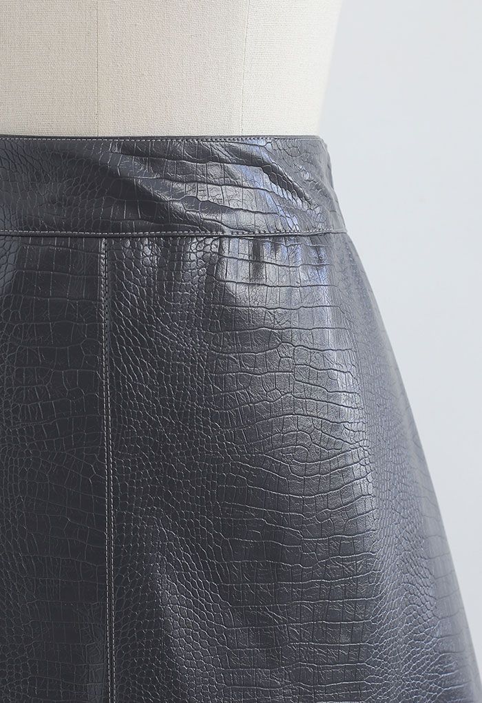 Falda de piel sintética con estampado de cocodrilo en gris