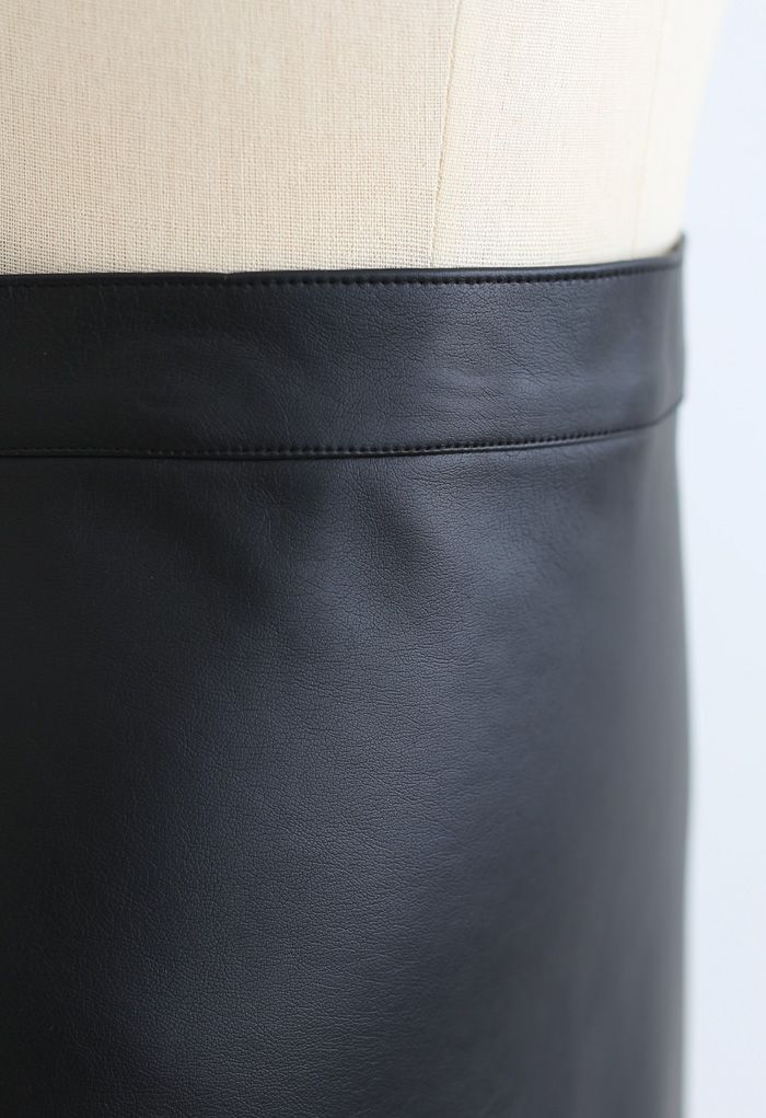 Minifalda de cuero sintético calado en negro