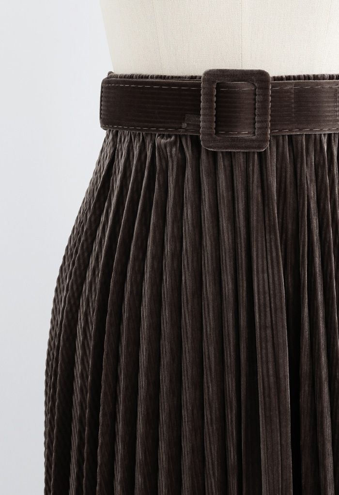 Falda midi plisada de terciopelo con cinturón en marrón