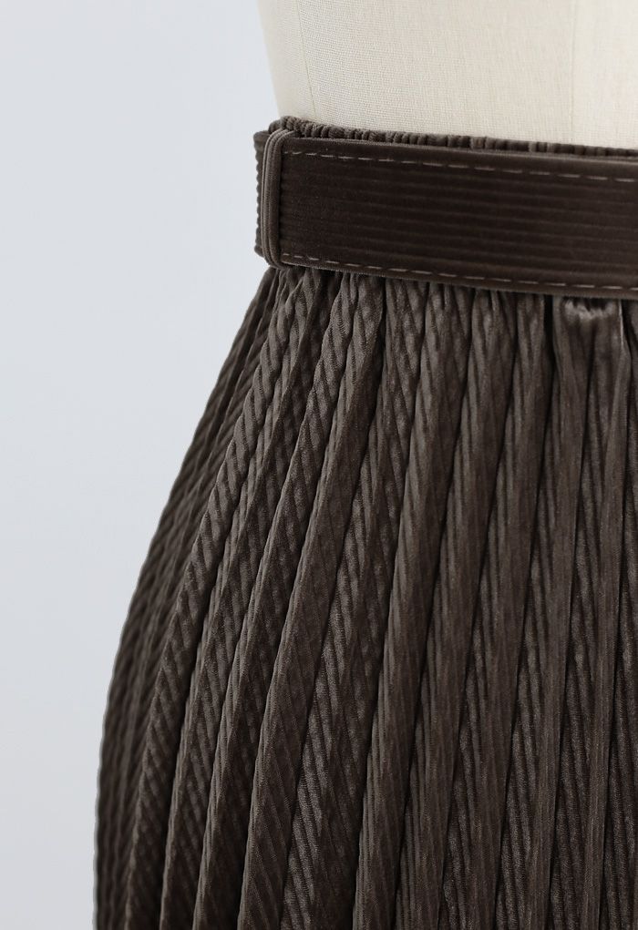 Falda midi plisada de terciopelo con cinturón en marrón