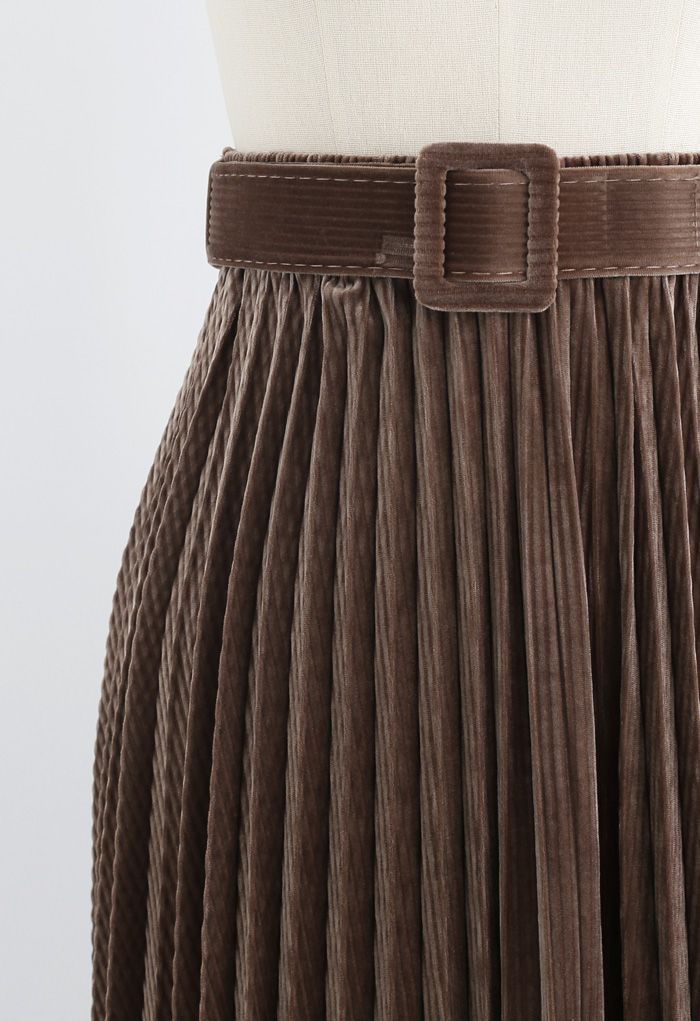 Falda midi plisada de terciopelo con cinturón en caramelo