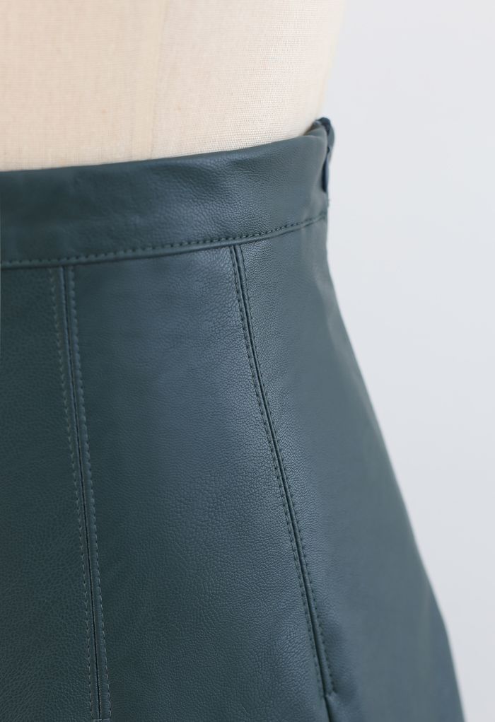 Falda plisada con detalle de costuras de cuero sintético en verde oscuro