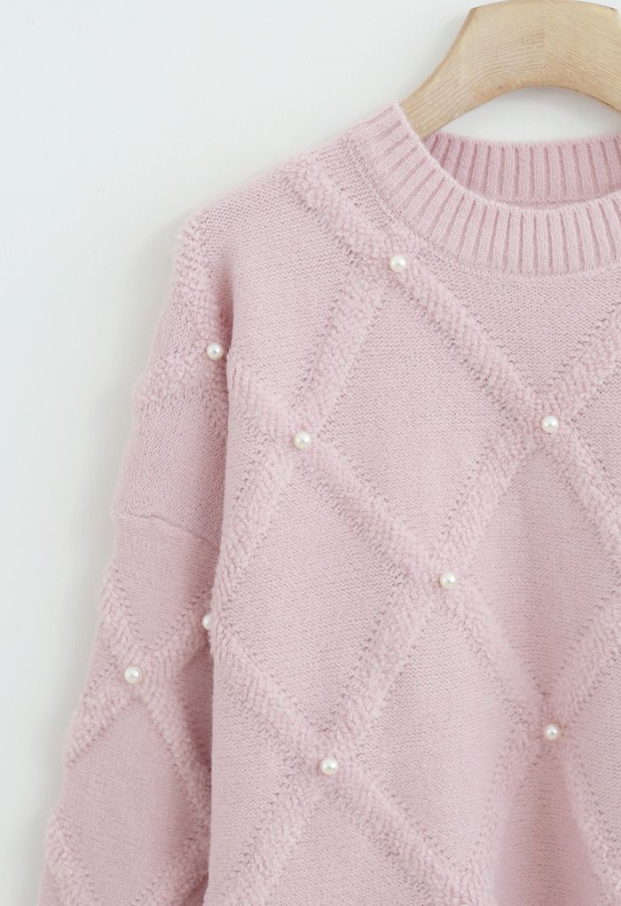 Suéter de punto difuso con ribete de perlas de diamantes en rosa