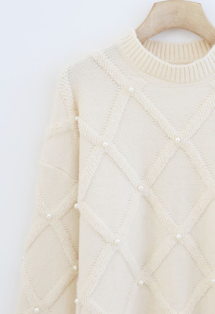 Suéter de punto difuso con ribete de perlas de diamantes en crema