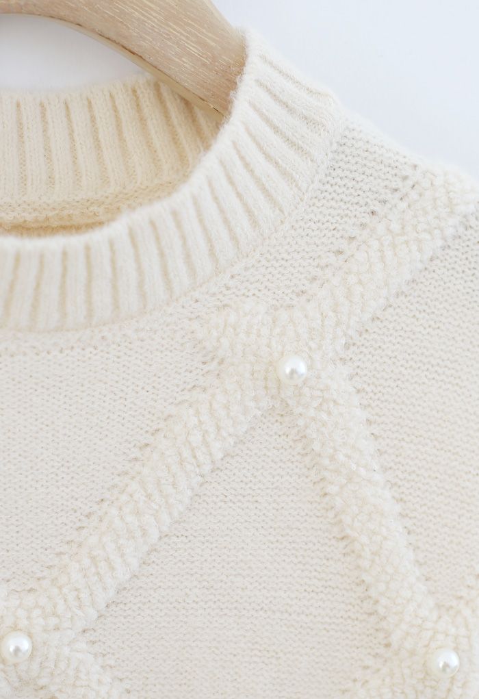 Suéter de punto difuso con ribete de perlas de diamantes en crema