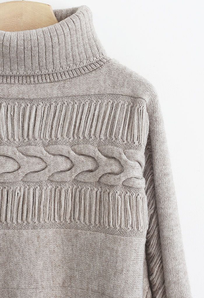 Suéter de lino con cuello alto y detalles con flecos