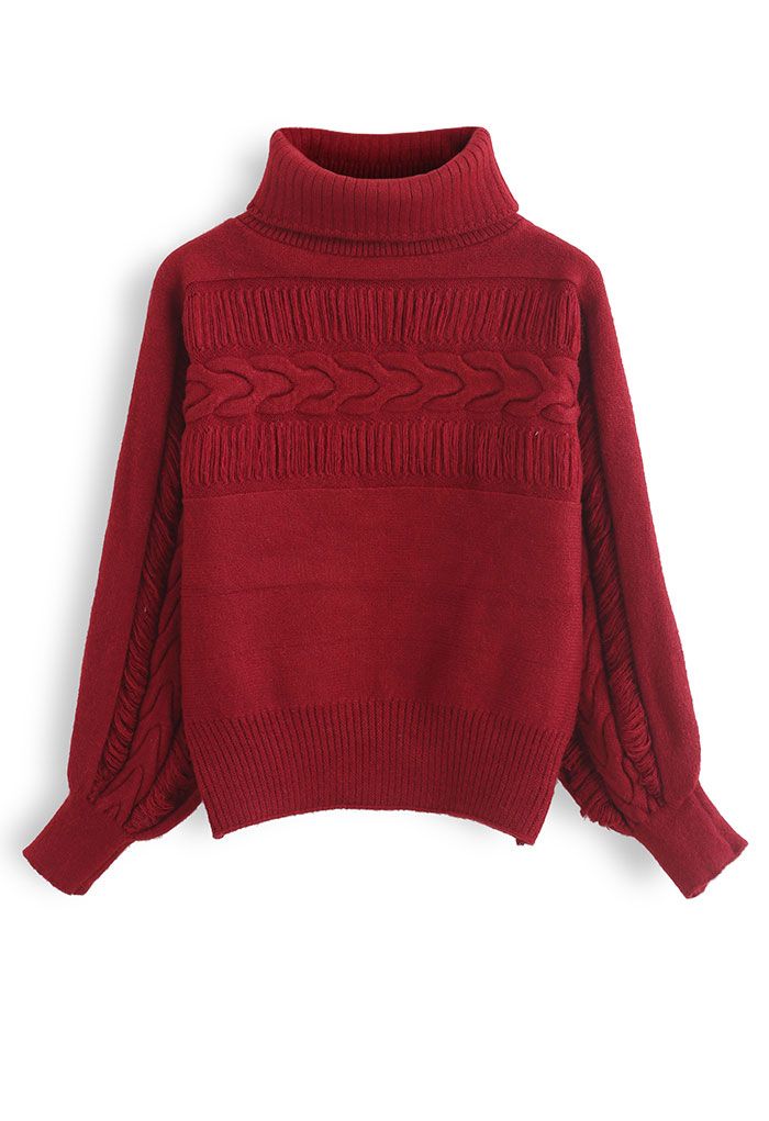 Suéter rojo de punto con cuello alto y detalles con flecos