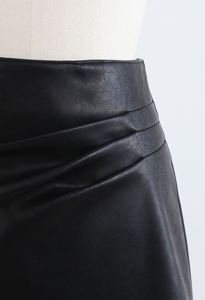 Minifalda plisada de piel sintética cruzada en negro