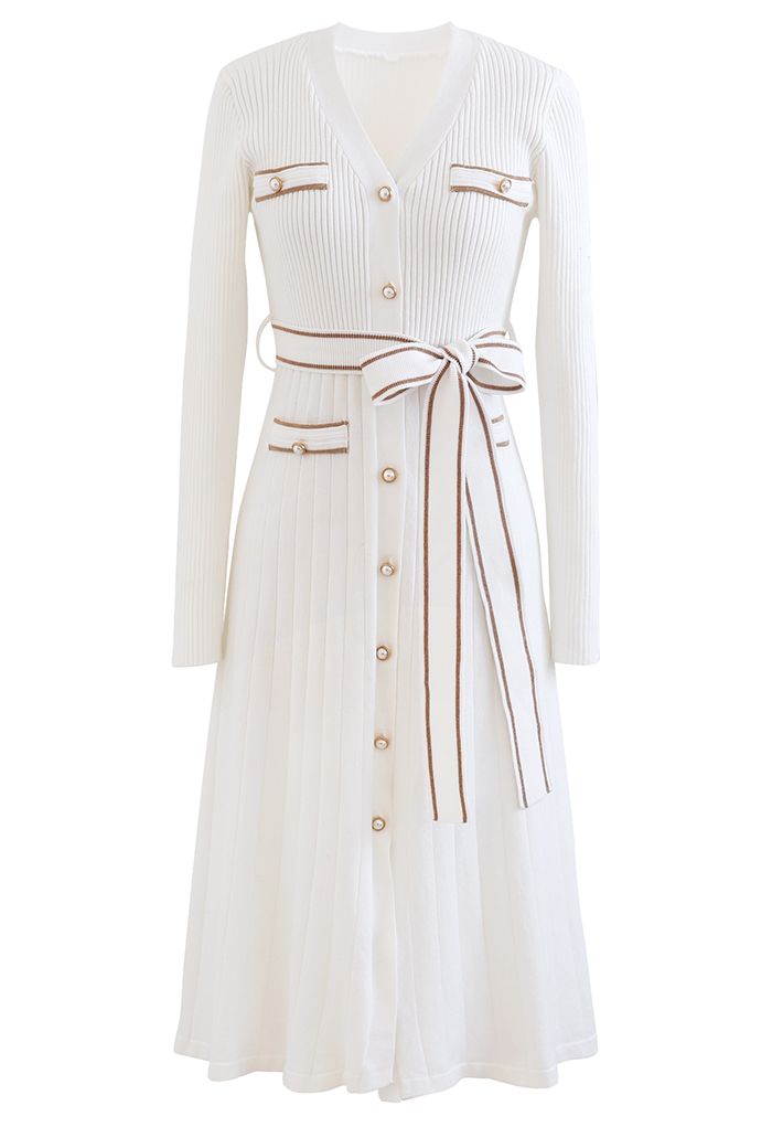Vestido de punto con botones y línea en contraste brillante en blanco
