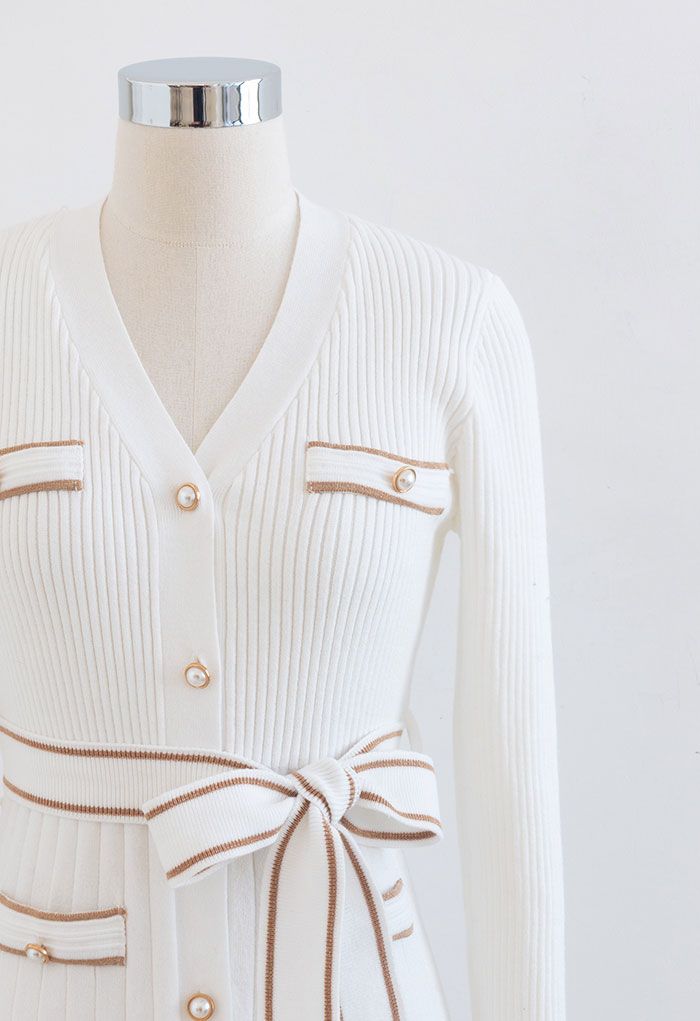 Vestido de punto con botones y línea en contraste brillante en blanco