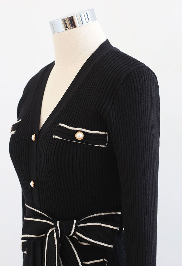 Vestido de punto con botones y línea en contraste brillante en negro