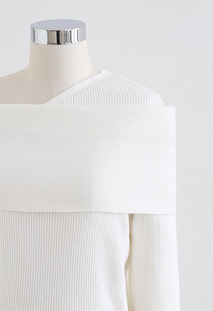 Suéter de punto con hombros oblicuos flexibles en blanco