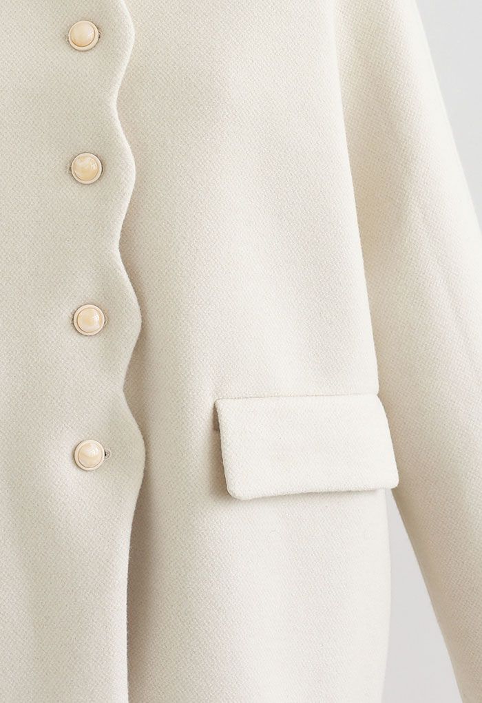 Abrigo largo de mezcla de lana con botones y borde festoneado en marfil