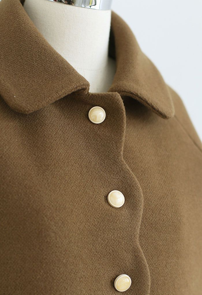 Abrigo largo de mezcla de lana con botones y borde festoneado en verde oliva