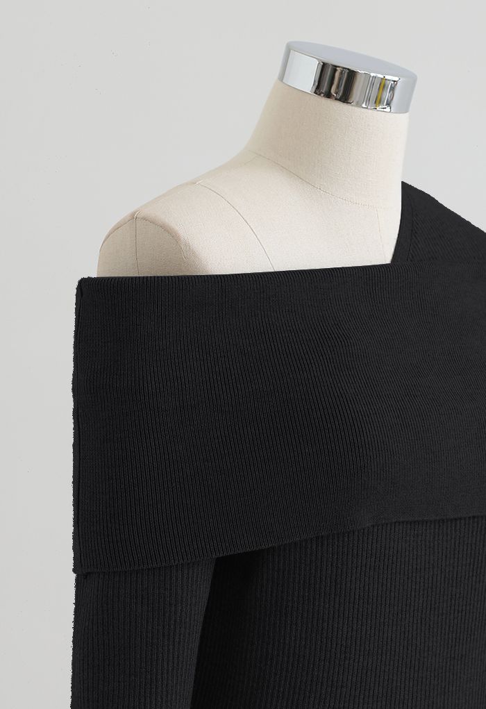 Suéter de punto con hombros oblicuos flexibles en negro
