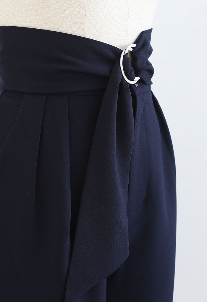 Pantalones anchos con cintura anudada con o-ring en azul marino