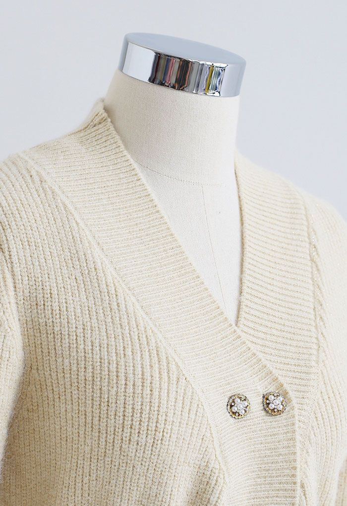 Conjunto de falda lápiz y suéter de punto brillante con peplum en color arena