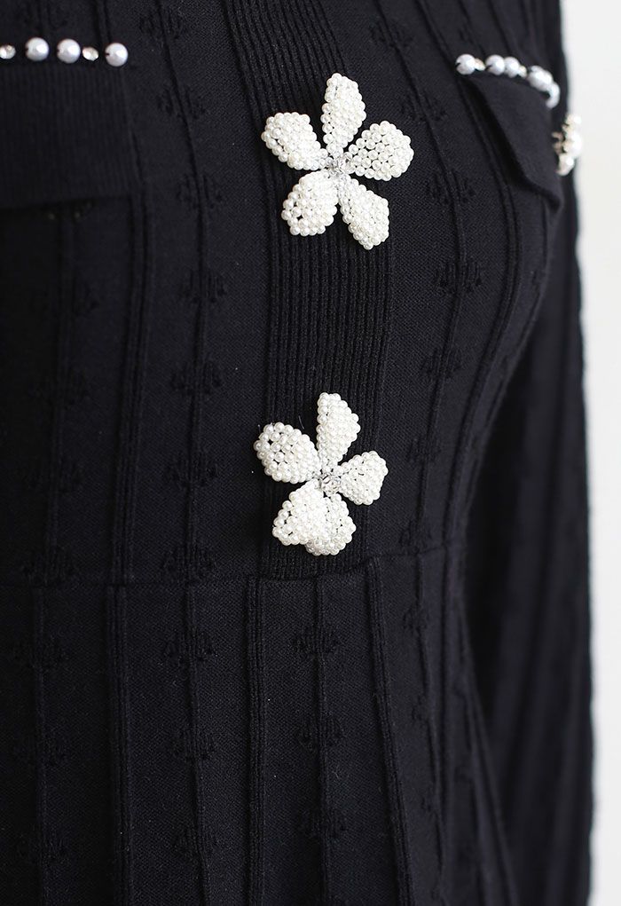 Vestido de punto negro con adornos de flores nacaradas