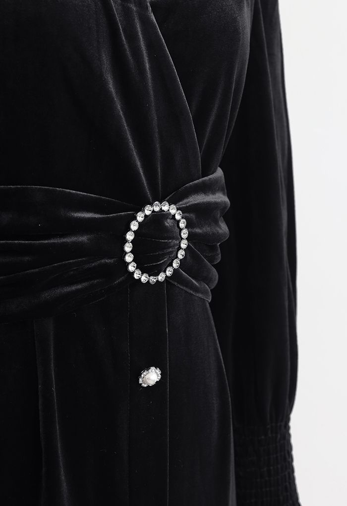 Vestido midi cruzado de terciopelo con ribete de cristal en negro