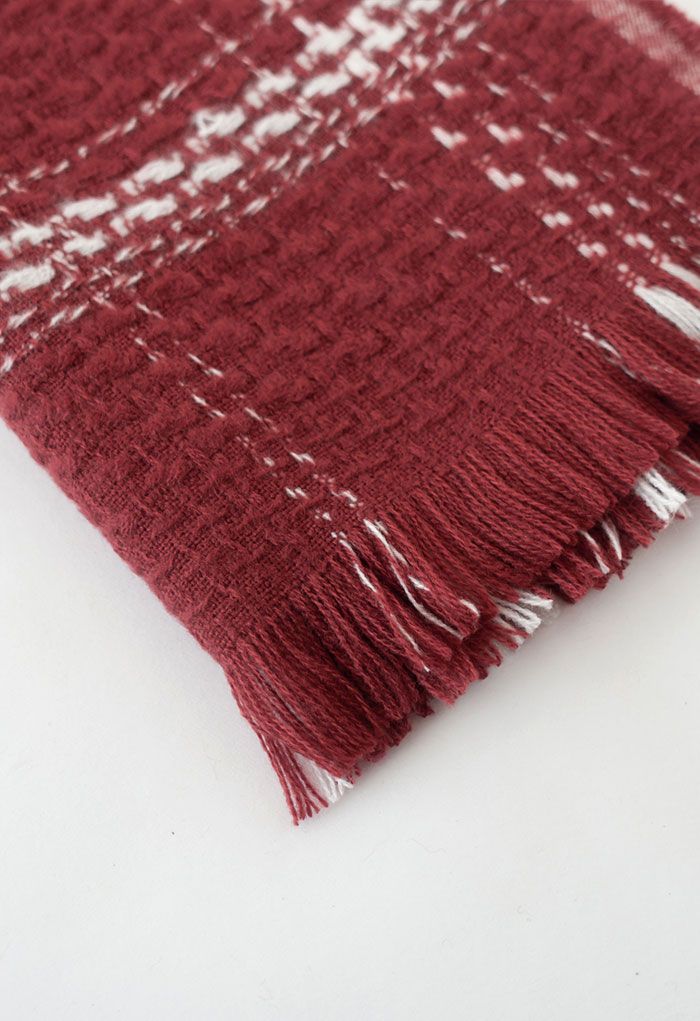 Bufanda roja con borde con flecos y estampado a cuadros