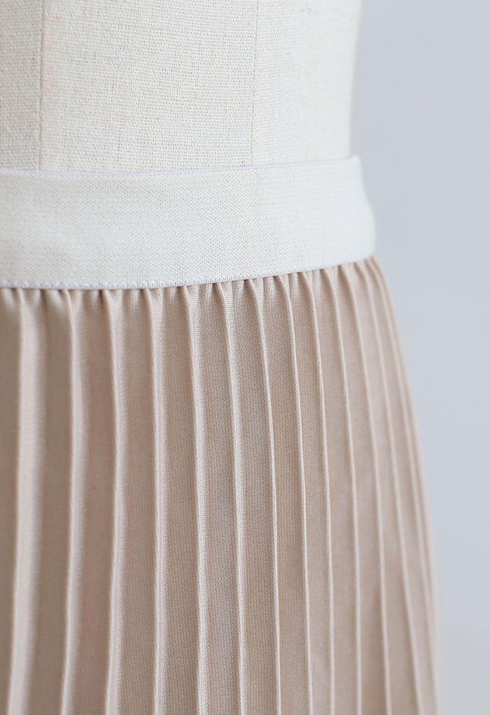Falda midi plisada en color crema Sencillez
