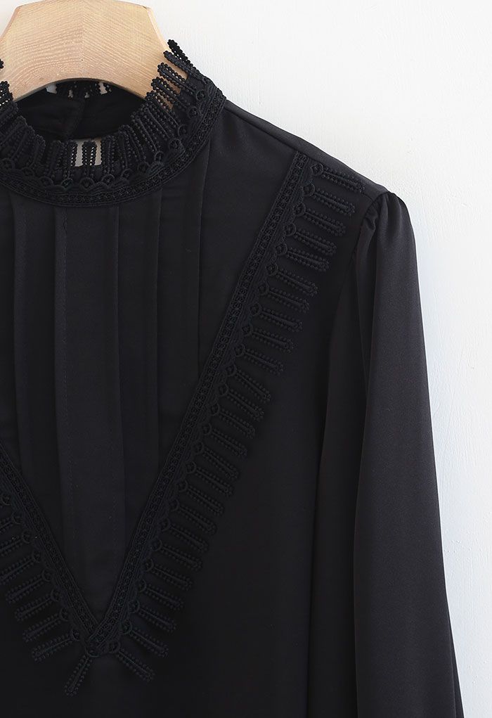 Camisa negra de satén decorada a crochet Neatness