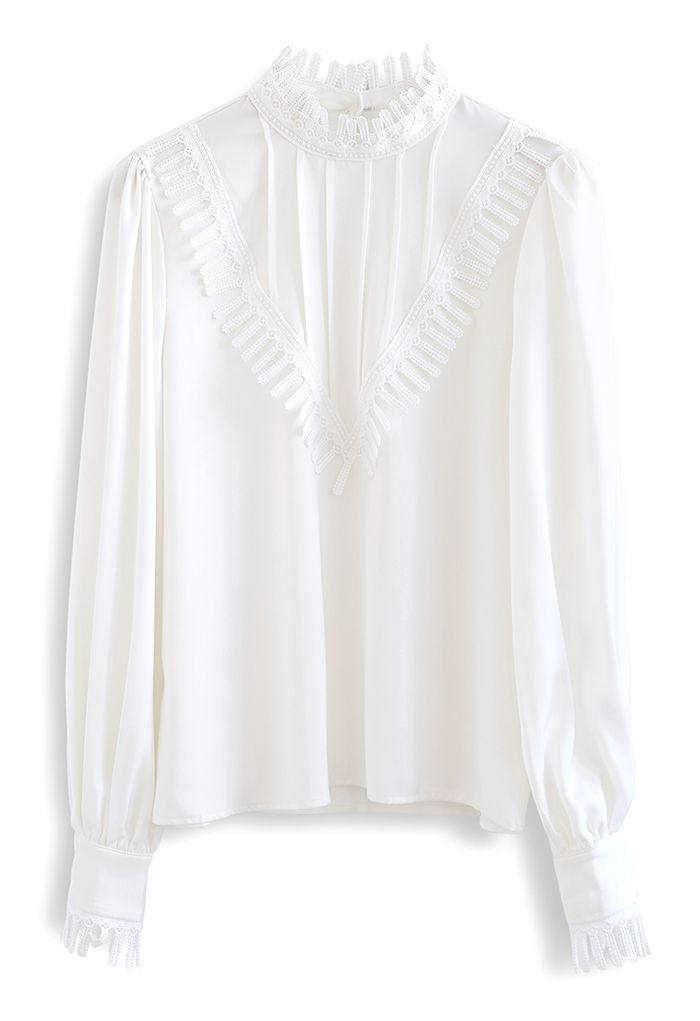 Camisa blanca de satén decorada a crochet Neatness
