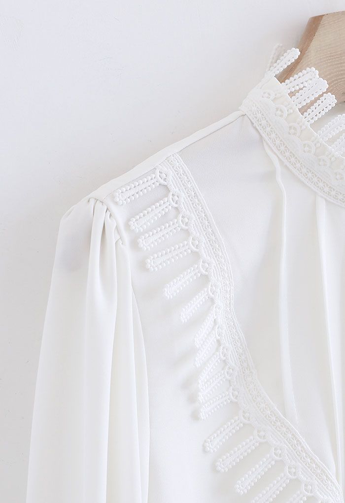 Camisa blanca de satén decorada a crochet Neatness