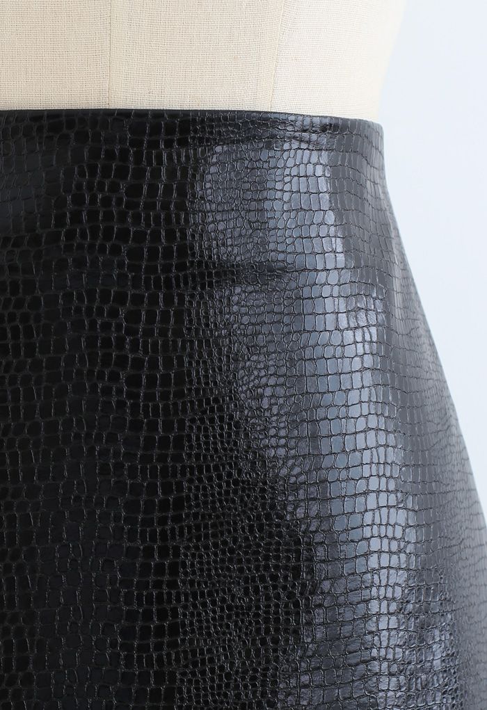 Minifalda de piel sintética de cocodrilo en negro