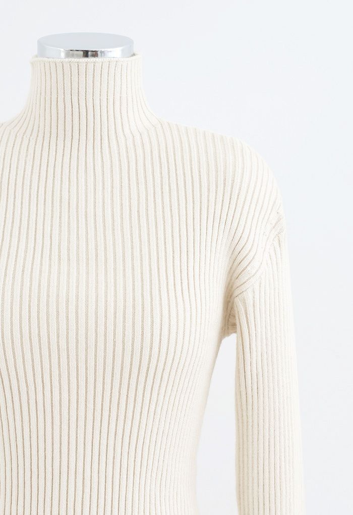 Suéter de punto acanalado con hombros acolchados en marfil