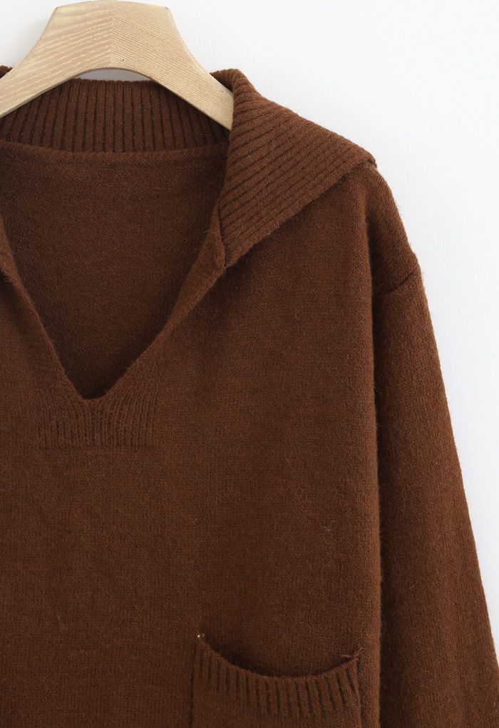 Suéter de bolsillo con cuello de solapa y cuello en V en marrón