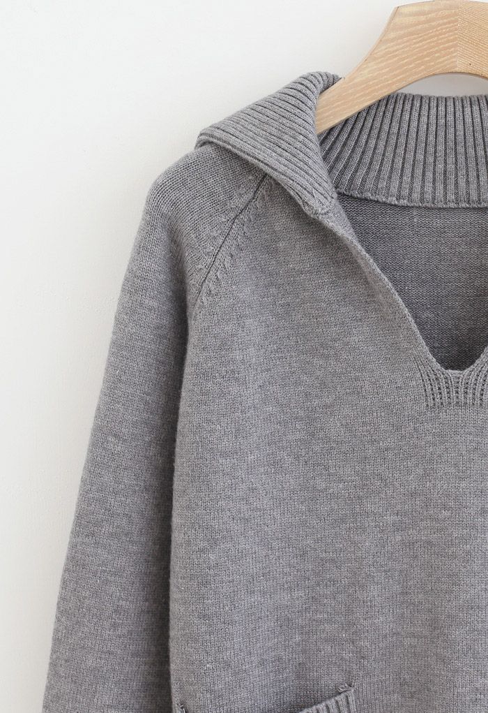 Suéter de bolsillo con cuello de solapa y cuello en V en gris