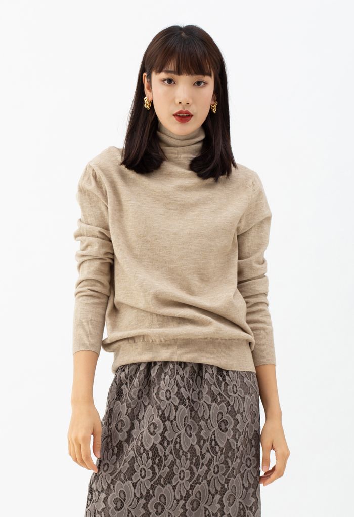 Suéter de punto acanalado de tacto suave con cuello alto en marrón claro