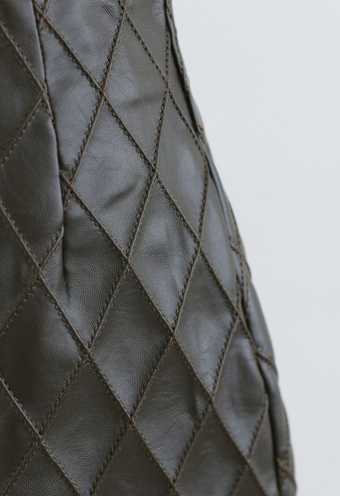 Falda de brotes de cuero sintético con textura de diamantes en verde oscuro