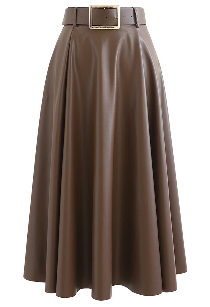 Falda de cuero sintético con dobladillo sin rematar con cinturón en marrón