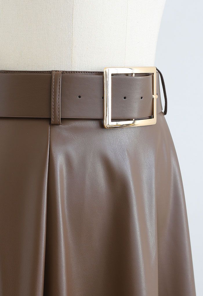 Falda de cuero sintético con dobladillo sin rematar con cinturón en marrón