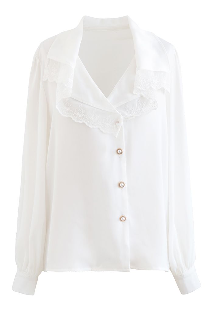 Camisa de satén con botones y cuello de encaje en blanco