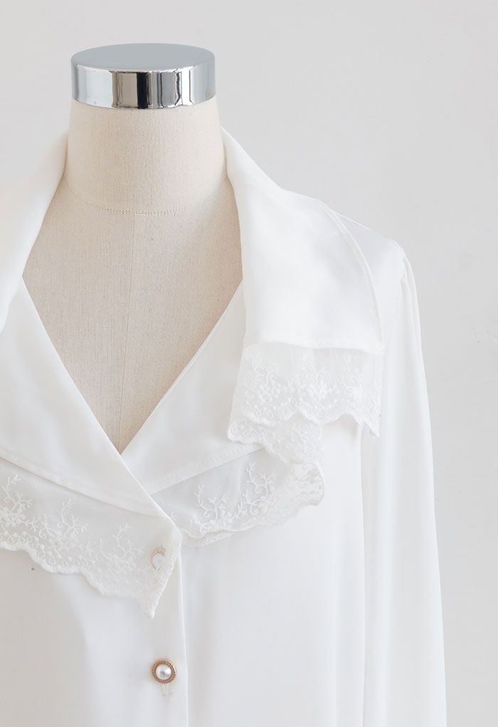 Camisa de satén con botones y cuello de encaje en blanco