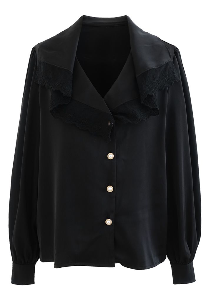 Camisa negra de satén con botones y cuello de encaje
