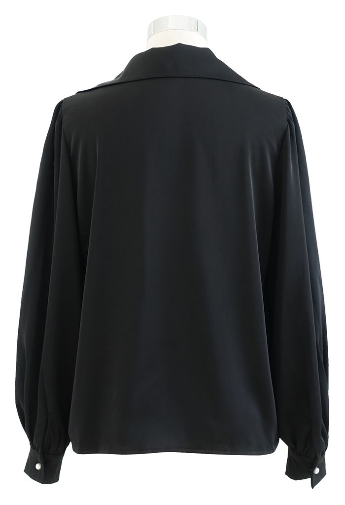 Camisa negra de satén con botones y cuello de encaje
