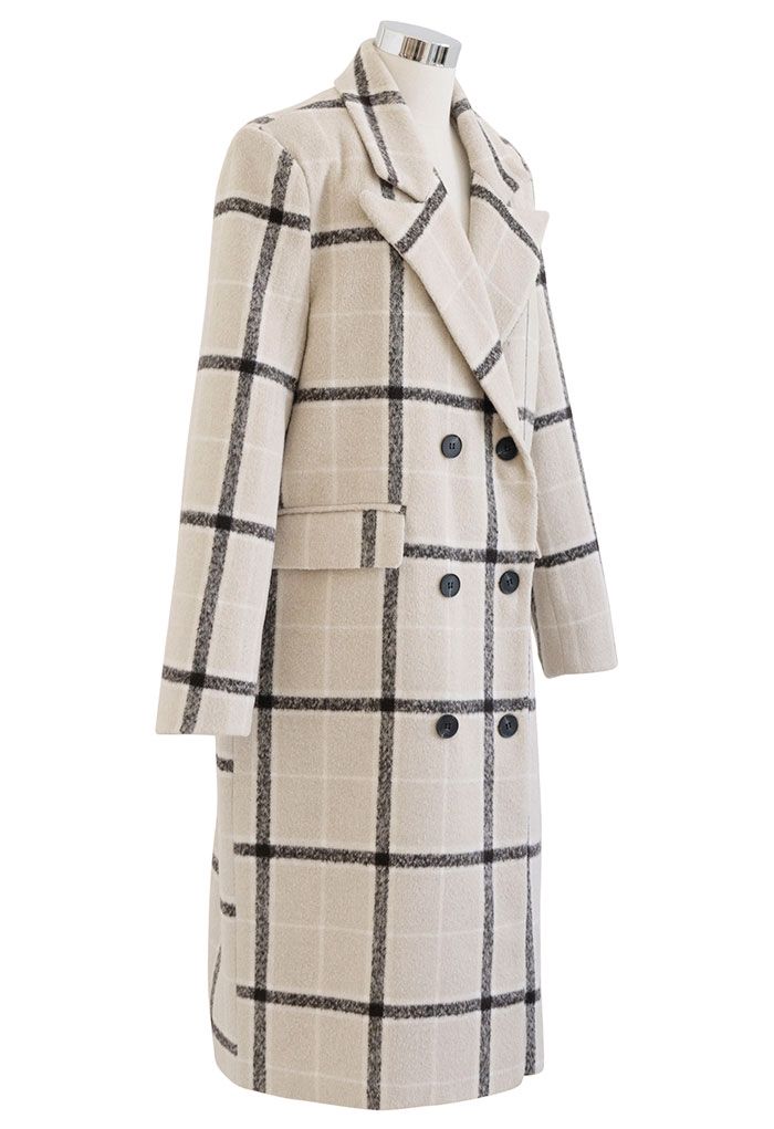 Abrigo largo color crema con doble botonadura y estampado de cuadrícula