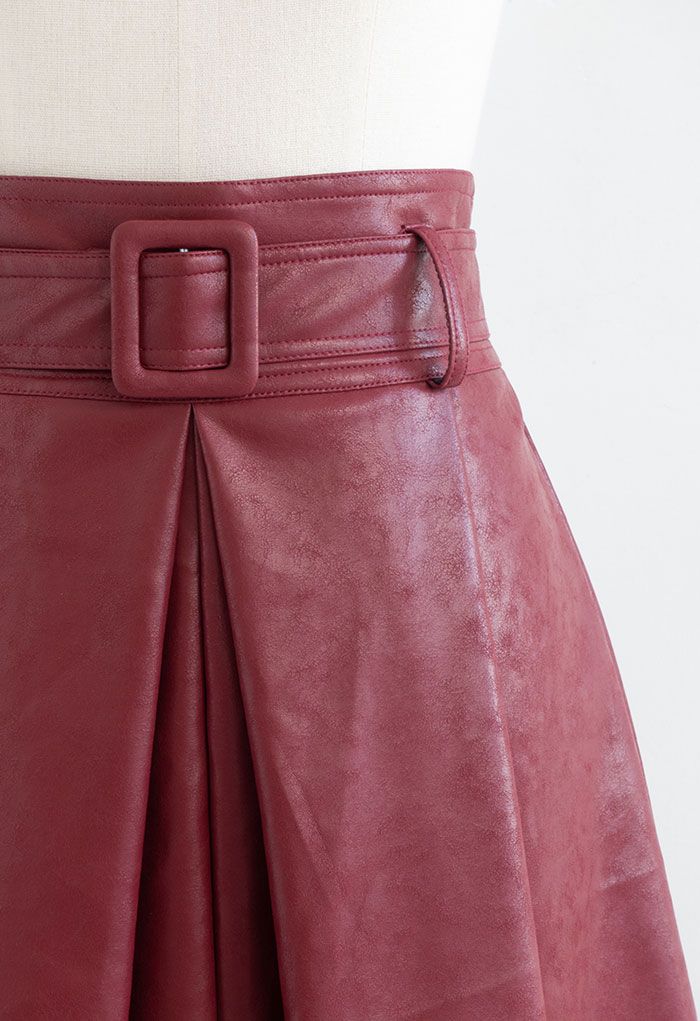 Falda plisada con cinturón de piel sintética texturizada en rojo