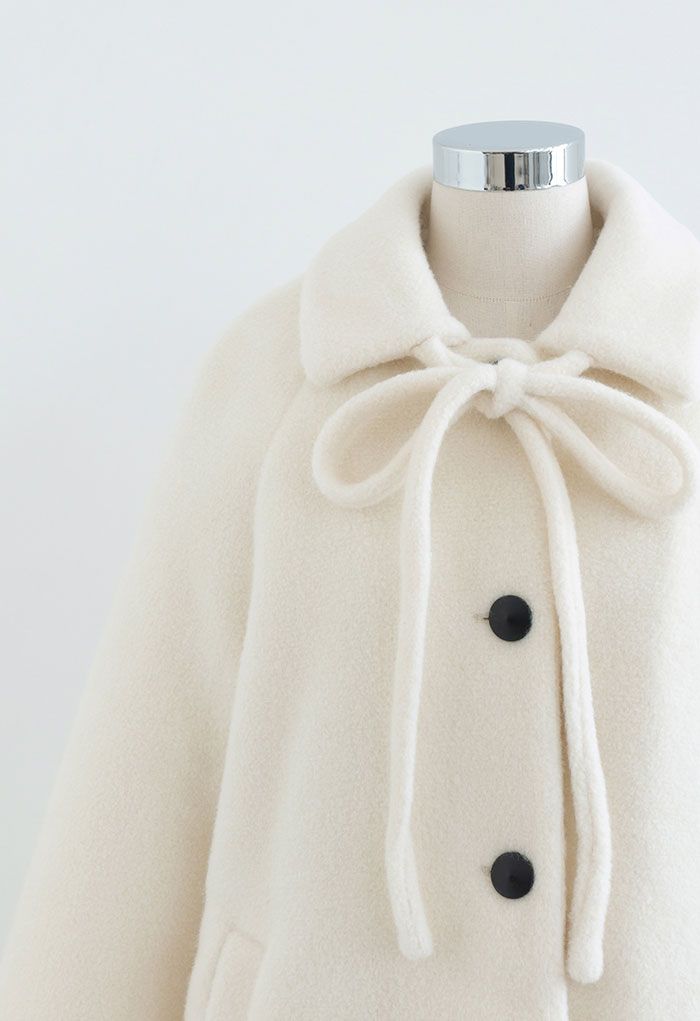 Abrigo largo anudado con lazo y botones en marfil